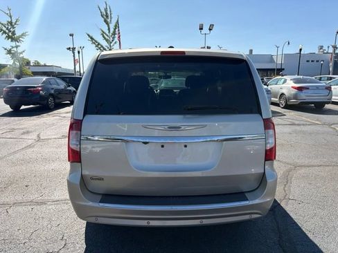 Used 2014 Chrysler Town & Country Touring-L w/ Driver Convenience Group FWD image 6
