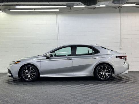 Used 2023 Toyota Camry SE image 3