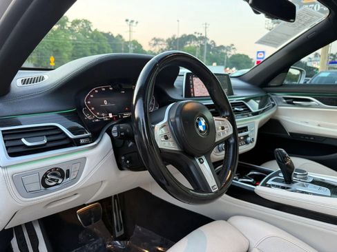Used 2022 BMW 740i w/ Luxury Rear Seating Package RWD image 19