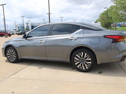 Used 2024 Nissan Altima 2.5 SV w/ SV Premium Package image 16