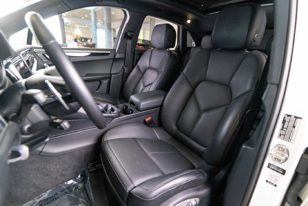 Certified 2023 Porsche Macan AWD/4WD image 5