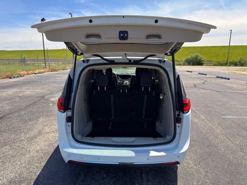 Used 2023 Chrysler Pacifica Touring-L FWD image 18