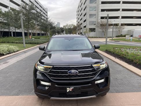 Used 2020 Ford Explorer XLT w/ Equipment Group 202A image 2