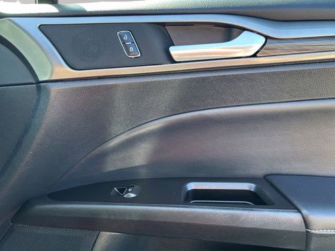 Used 2017 Ford Fusion SE w/ Fusion SE Technology Package image 21