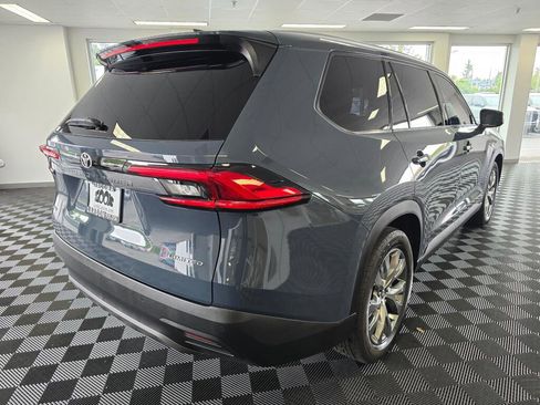 Used 2024 Toyota Grand Highlander AWD image 3