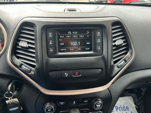 Used 2018 Jeep Cherokee Latitude w/ Safety Group AWD/4WD image 16
