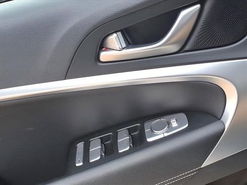 Used 2025 Genesis G70 2.5T image 15