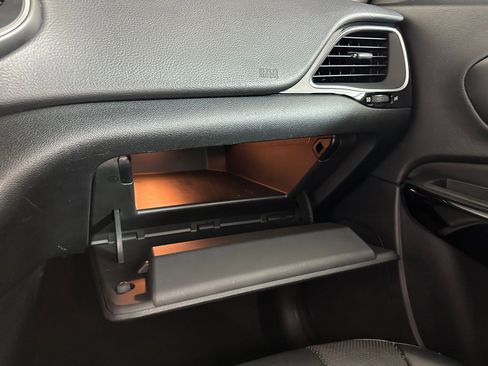 Used 2023 Jeep Cherokee Altitude Lux image 38