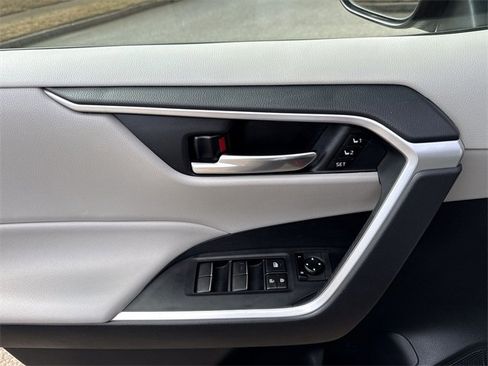 Used 2020 Toyota RAV4 XLE Premium image 15