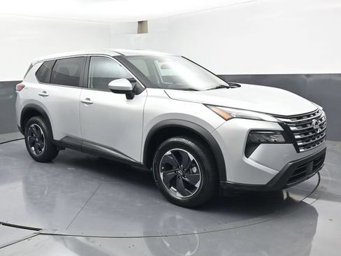 Used 2024 Nissan Rogue SV AWD/4WD image 2