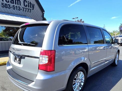 Used 2015 Chrysler Town & Country Touring-L FWD image 7
