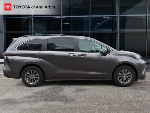 Used 2023 Toyota Sienna LE FWD image 5