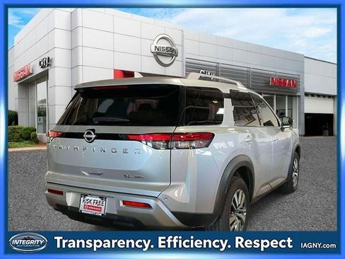 Used 2025 Nissan Pathfinder SL AWD/4WD image 5