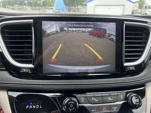 Used 2024 Chrysler Pacifica Limited FWD image 22