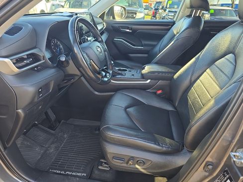 Used 2020 Toyota Highlander XLE image 16