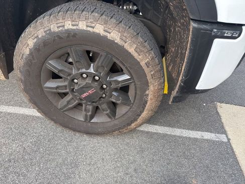 Used 2025 GMC Sierra 2500 AT4 w/ AT4 Premium Plus Package image 3