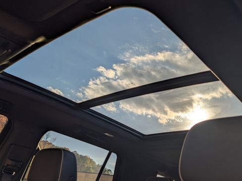 Used 2023 GMC Yukon SLT w/ SLT Luxury Package image 15