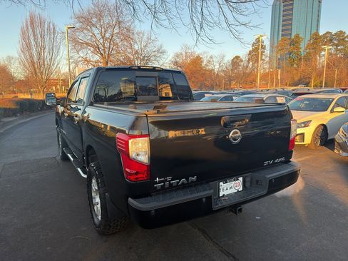 Used 2019 Nissan Titan SV w/ SV Convenience Package image 5