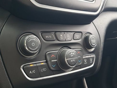 Used 2019 Jeep Cherokee Trailhawk AWD/4WD image 23
