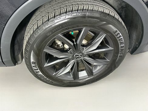 Used 2022 Volkswagen Tiguan SE image 11