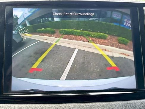 Used 2023 Chrysler Pacifica Touring-L FWD image 13