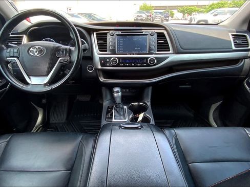 Used 2017 Toyota Highlander XLE image 15