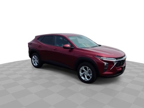Used 2024 Chevrolet Trax LS w/ LS Convenience Package FWD image 2