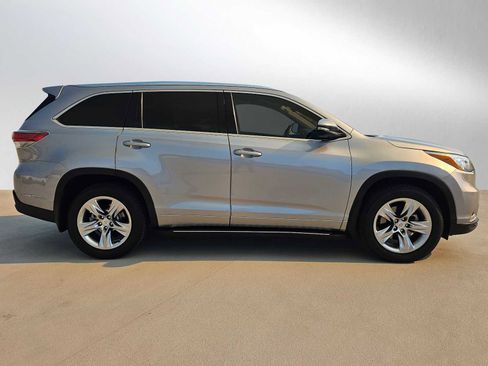 Used 2015 Toyota Highlander Limited w/ Driver Technology Package FWD image 2