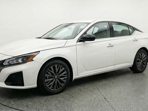 Used 2025 Nissan Altima 2.5 SV image 2