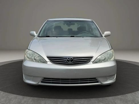 Used 2005 Toyota Camry LE FWD image 2