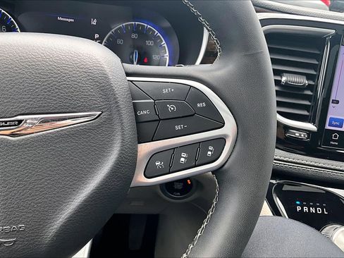 Used 2023 Chrysler Pacifica Limited FWD image 17