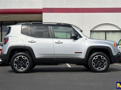 Used 2017 Jeep Renegade Trailhawk w/ Premium Trailhawk Package AWD/4WD image 3