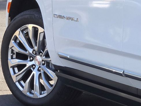 Used 2021 GMC Yukon Denali w/ Denali Premium Package image 17