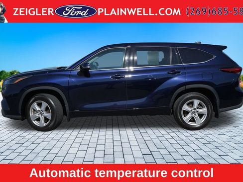Used 2022 Toyota Highlander LE AWD/4WD image 2