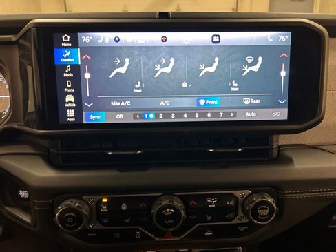 Used 2025 Jeep Wrangler Unlimited Sahara AWD/4WD image 20