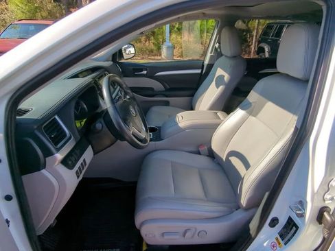 Used 2019 Toyota Highlander XLE image 18