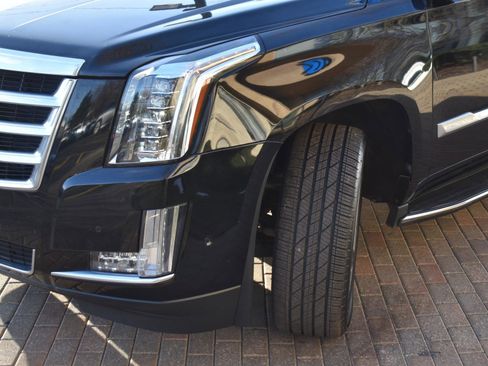 Used 2017 Cadillac Escalade Luxury image 9