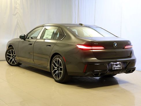 Used 2026 BMW 760i xDrive w/ Executive Package AWD/4WD image 9