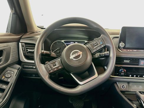Used 2023 Nissan Rogue SV FWD image 18