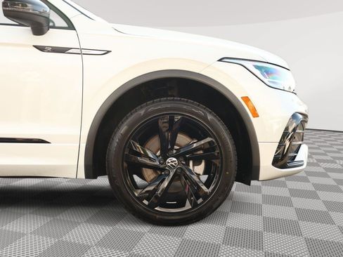 Used 2023 Volkswagen Tiguan SE R-Line AWD/4WD image 9