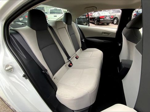 Used 2022 Toyota Corolla LE FWD image 18