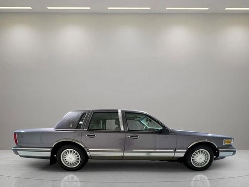 Used 1995 Lincoln Town Car Cartier image 2