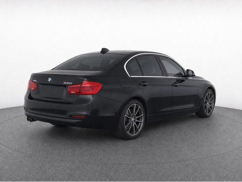 Used 2018 BMW 330i xDrive Sedan w/ Convenience Package AWD/4WD image 3
