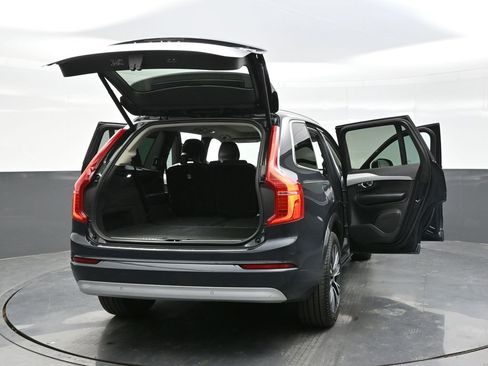 Used 2022 Volvo XC90 T5 Momentum w/ Protection Package Premier image 35