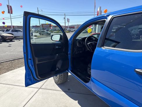 Used 2020 Toyota Tacoma TRD Off-Road w/ Technology Package image 10