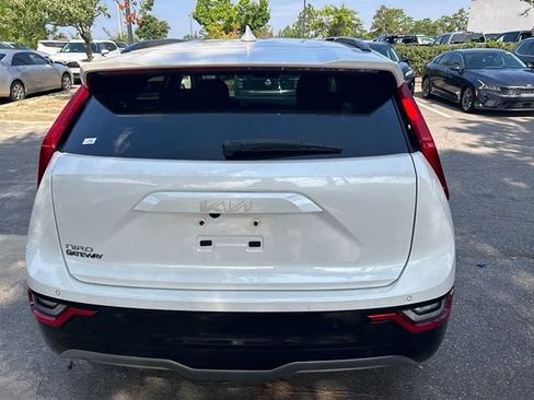 Used 2023 Kia Niro Wave w/ Wave Preserve Package FWD image 4