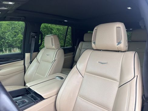 Used 2022 Cadillac Escalade Premium Luxury AWD/4WD image 6