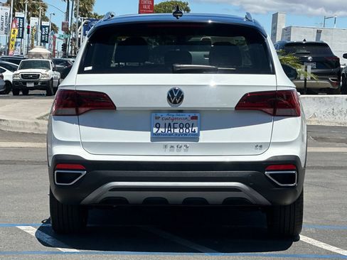 Used 2023 Volkswagen Taos SE w/ Panoramic Sunroof Package FWD image 5