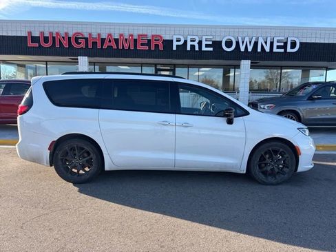 Used 2025 Chrysler Pacifica Limited image 5