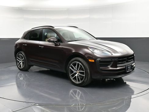 Certified 2025 Porsche Macan image 10
